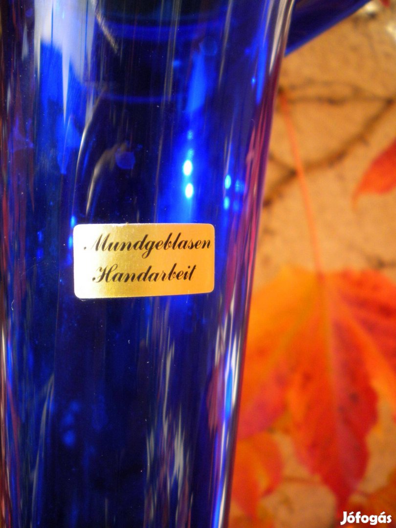 Kék üveg padlóváza