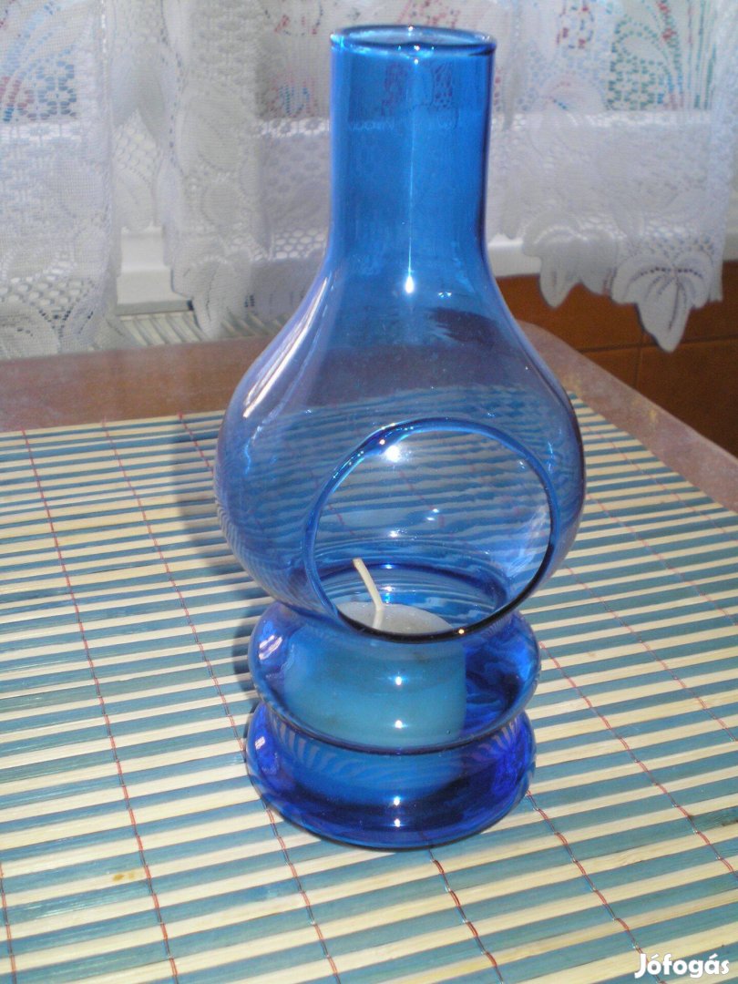 Kék üvegből készült petróleumlámpa formájú gyertyatartó mécsestartó
