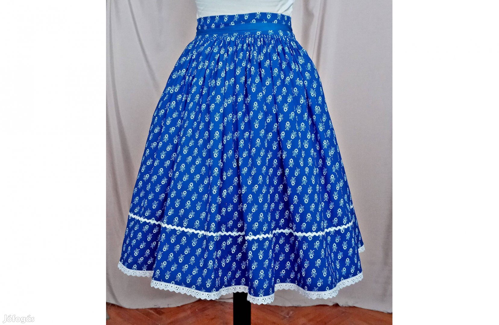 Kékfestő mintás szoknya néptáncra, hagyományőrző rendezvénye