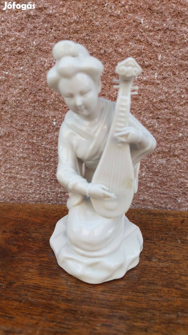 Keleti hölgy pengetős hangszerrel szobor