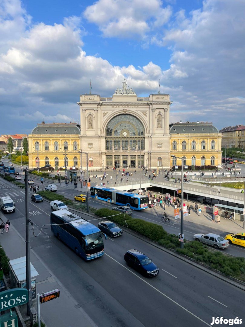 Keleti pályaudvarra néző, 116 nm-es, napos 3. emeleti lakás