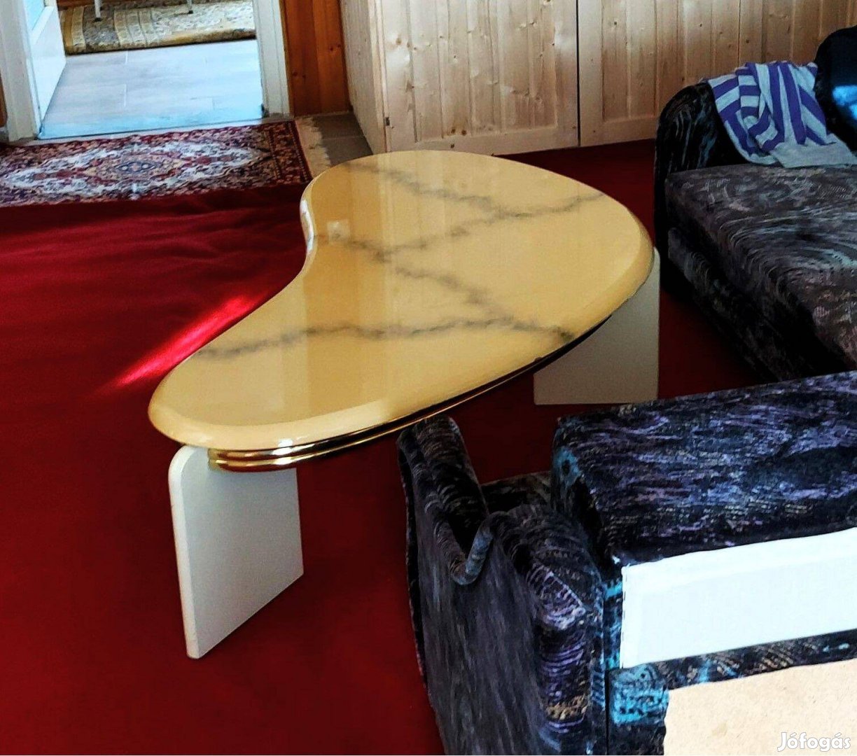 Kelly Hurliman tervezte vese alakú fehér és arany dizájn asztal