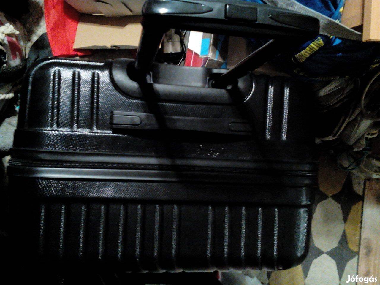 Keményfedeles, húzókaros, gurulós, óriási, fekete bőrönd