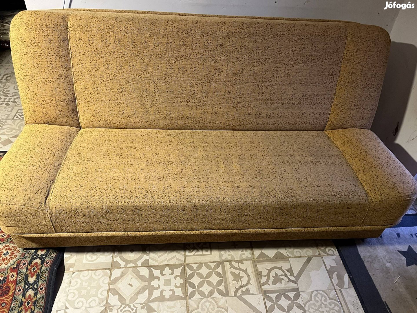 Kényelmes, masszív kanape