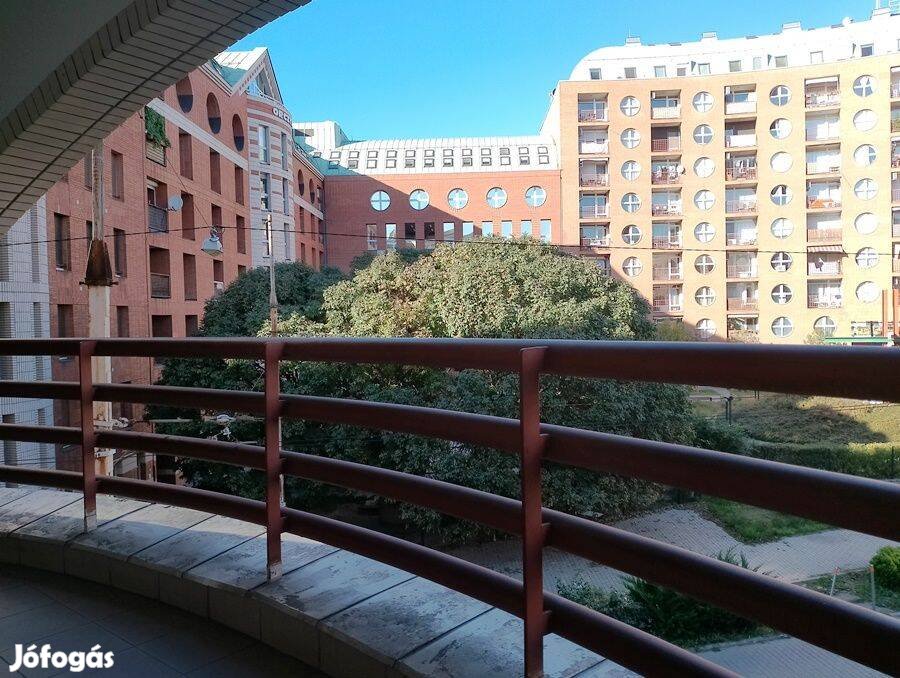 Kényelmes, tágas, egyedi kialakítású lakás