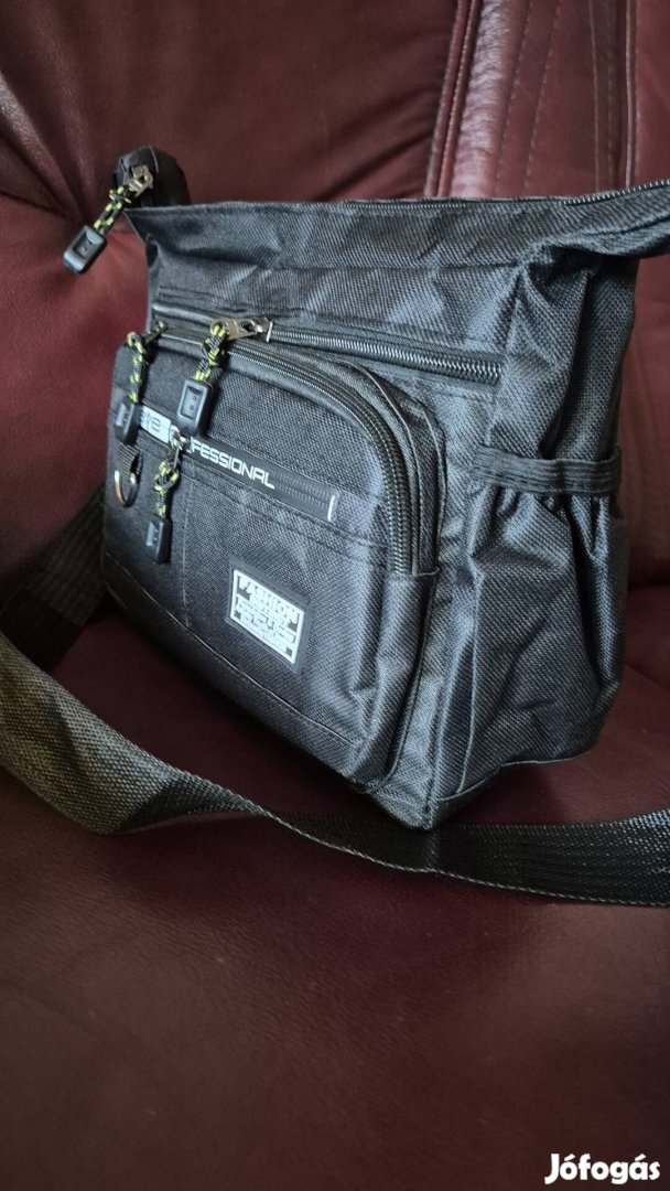 Kényelmes crossbody fekete válltáska