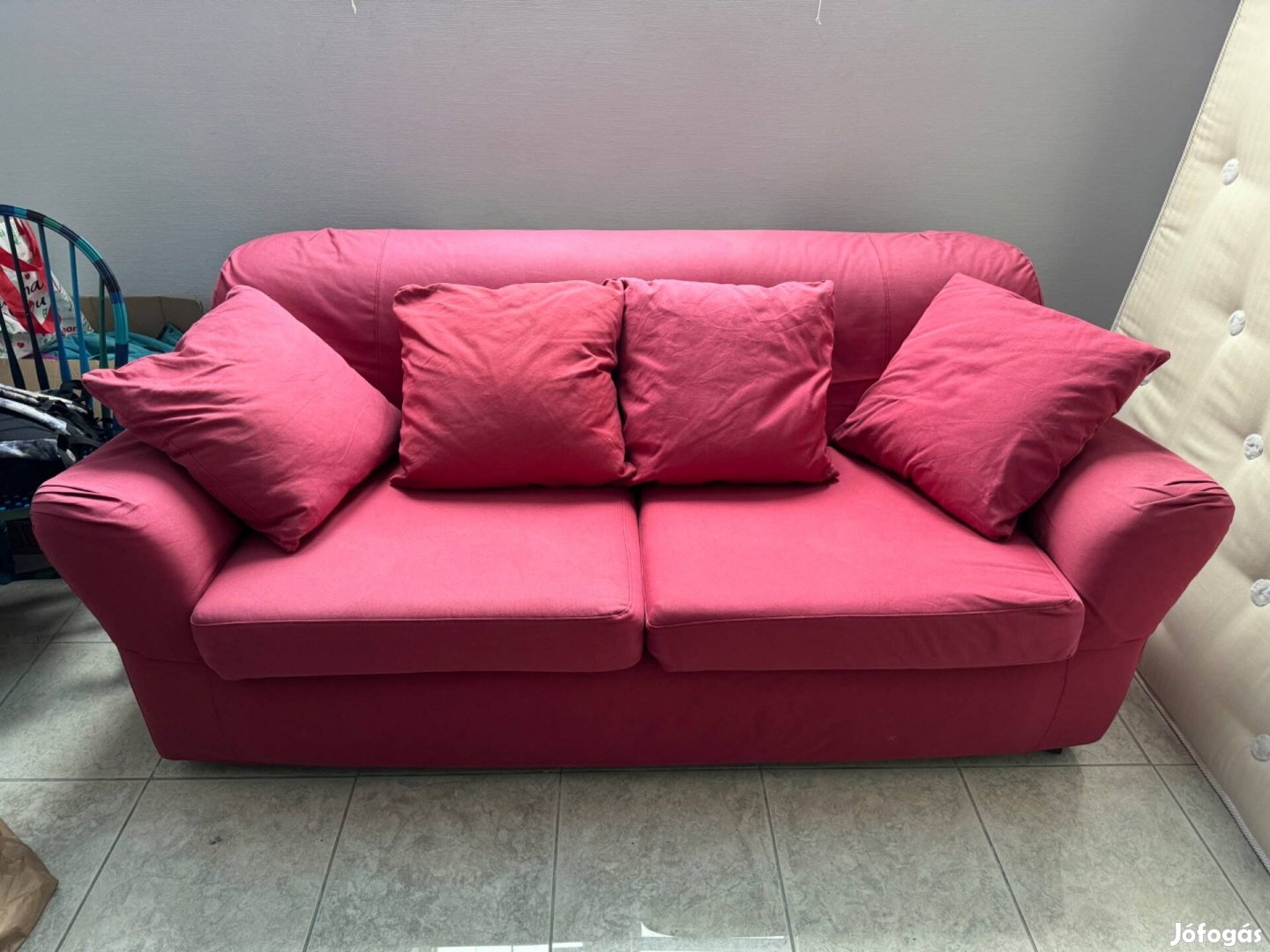 Kényelmes kanapéágy párnákkal és levehető huzattal 200 x 90 cm