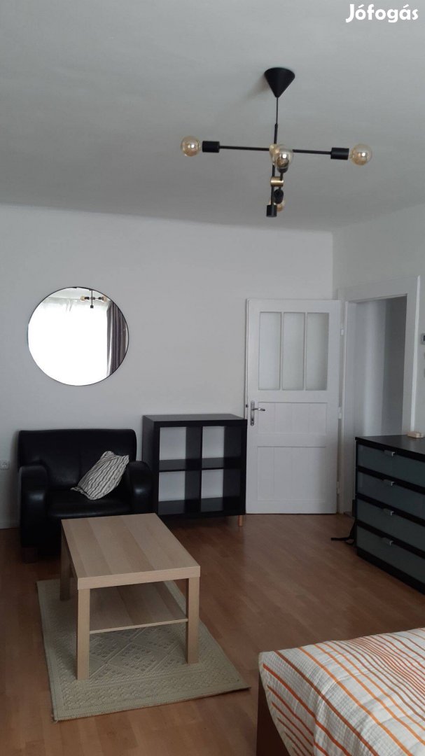 Kényelmes kis lakás bérlőt keres a Századosnegyedben