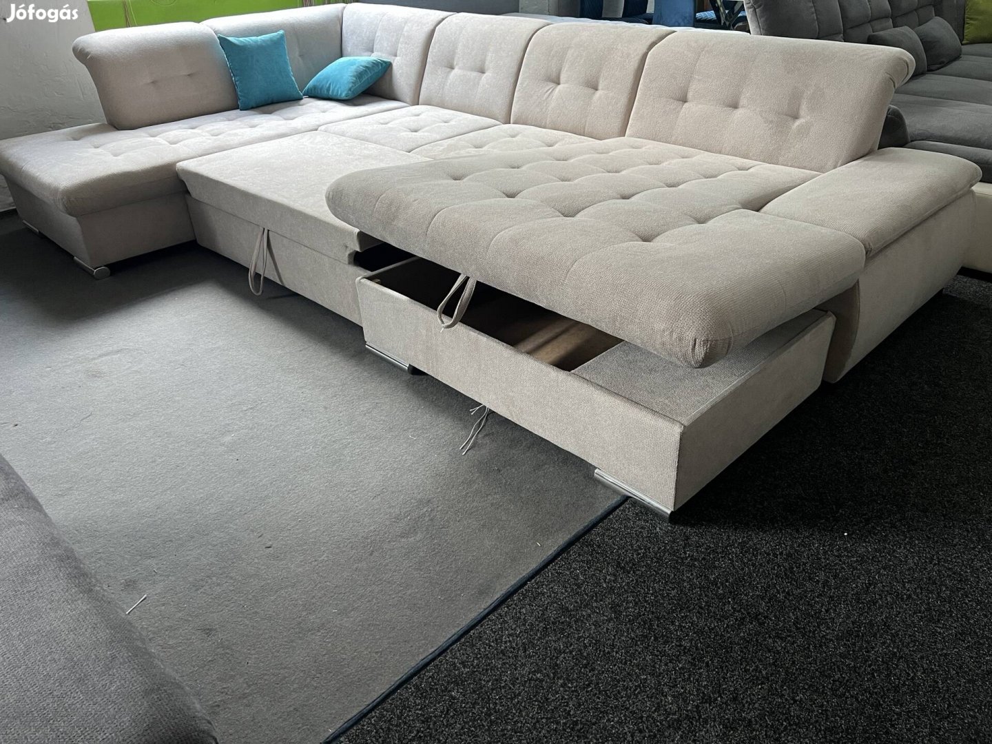 Kényelmes masszív kanapé több színben eladó 