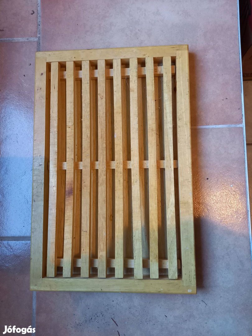 Kenyérszeletelő, morzsafogóval