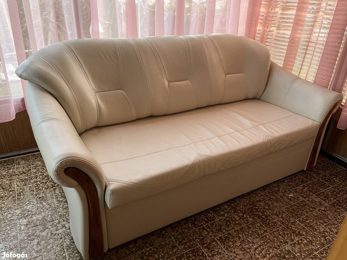 Kenzo ágyazható, szivacsos, textilbőr bézs/beige kanapé