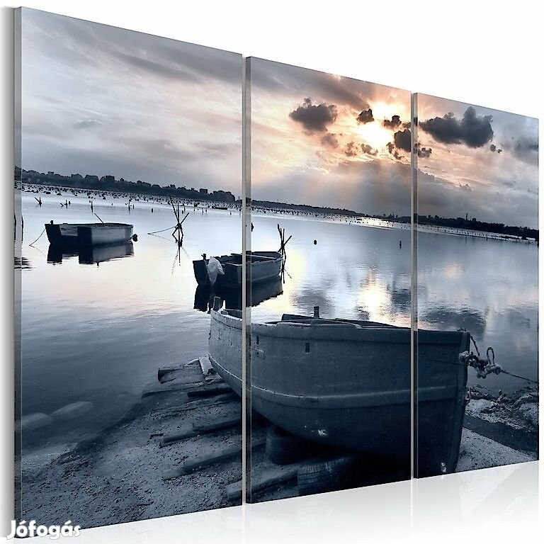 Kép - A small boat by a lake