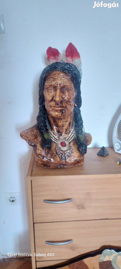 Kerámia indián mell szobor.