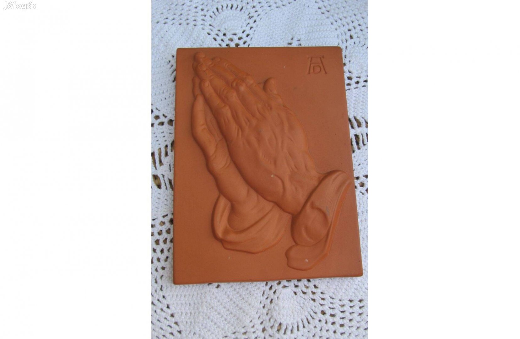 Kerámia kép, imára összetett kéz