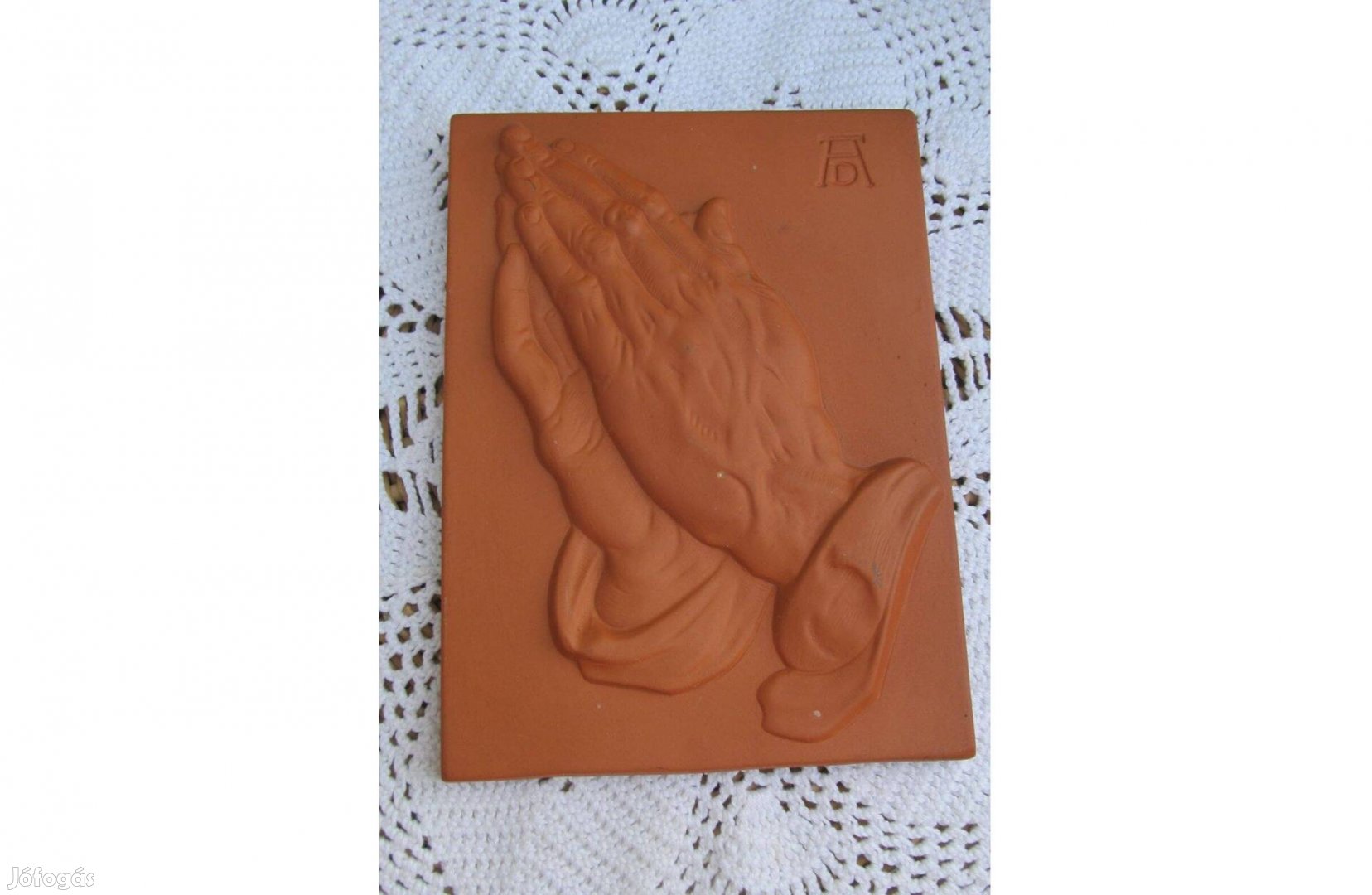 Kerámia kép, imára összetett kéz