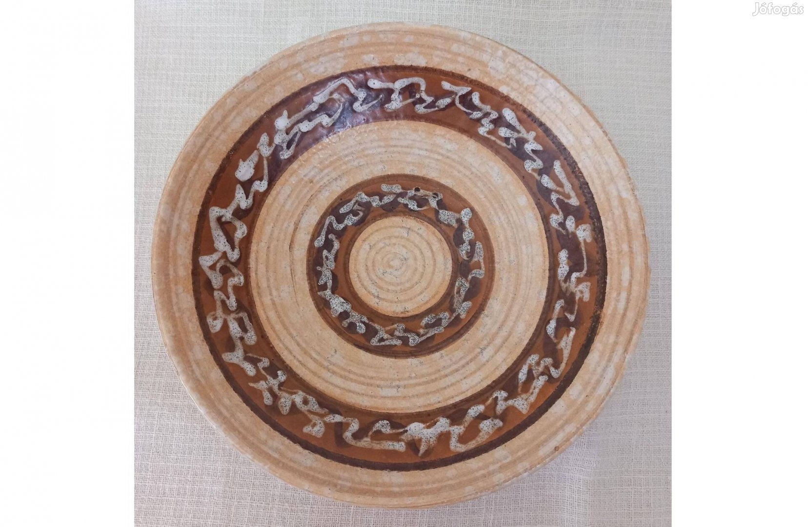 Kerámia tányér, falra akasztható, (átmérő: 26 cm)