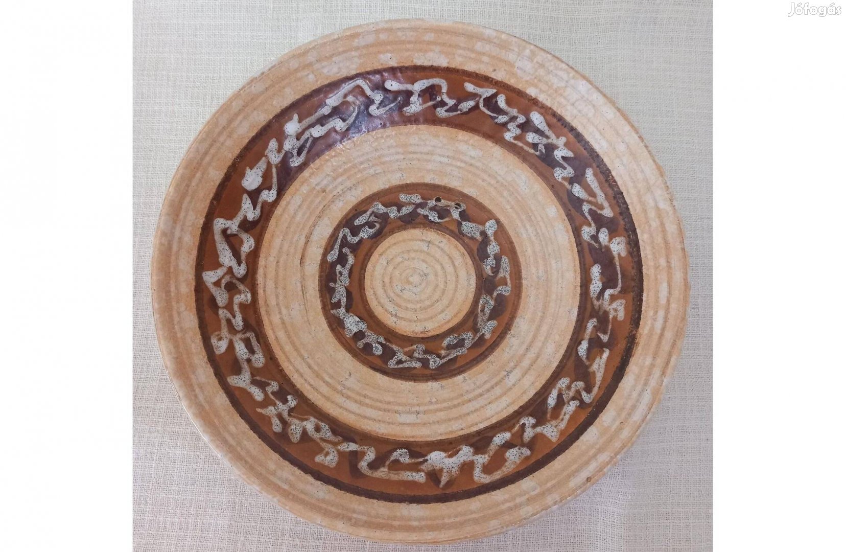 Kerámia tányér, falra akasztható, (átmérő: 26 cm)