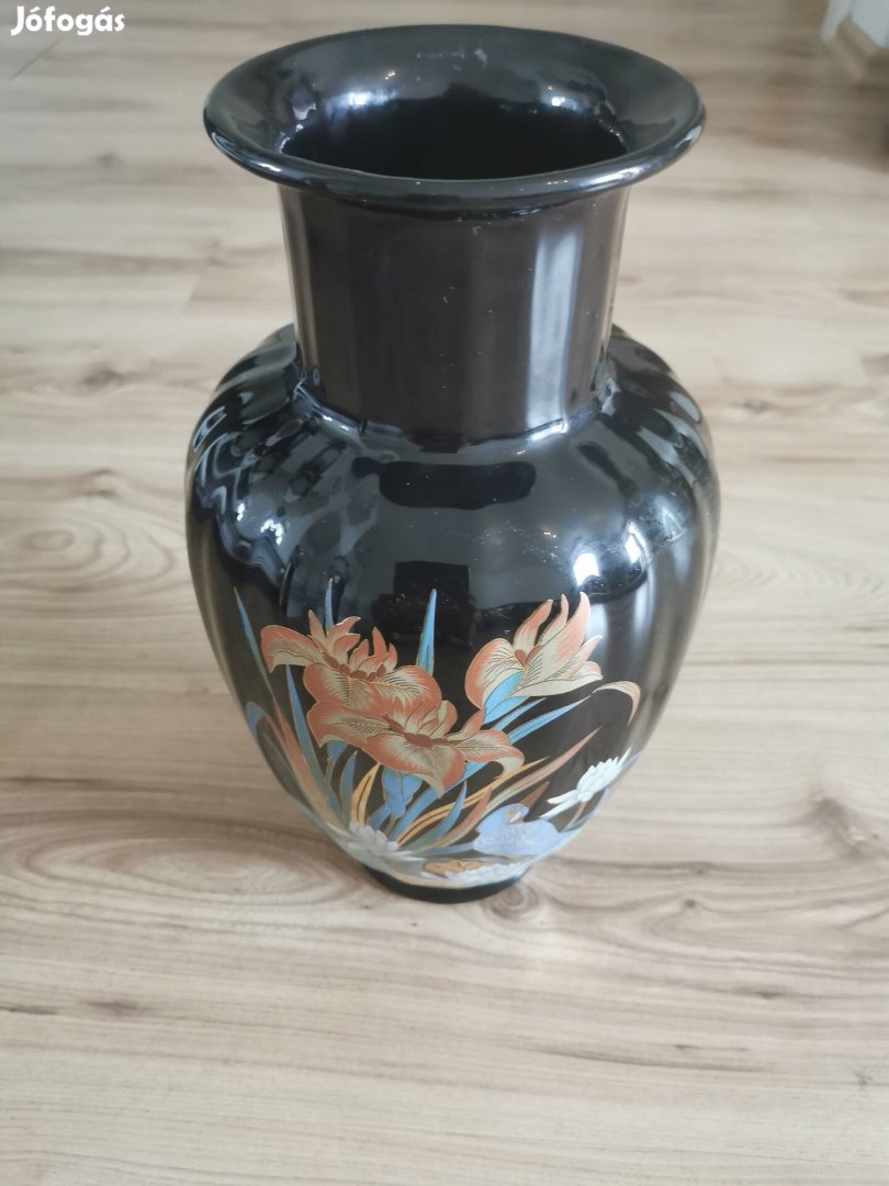 Kerámia váza fekete alapon 