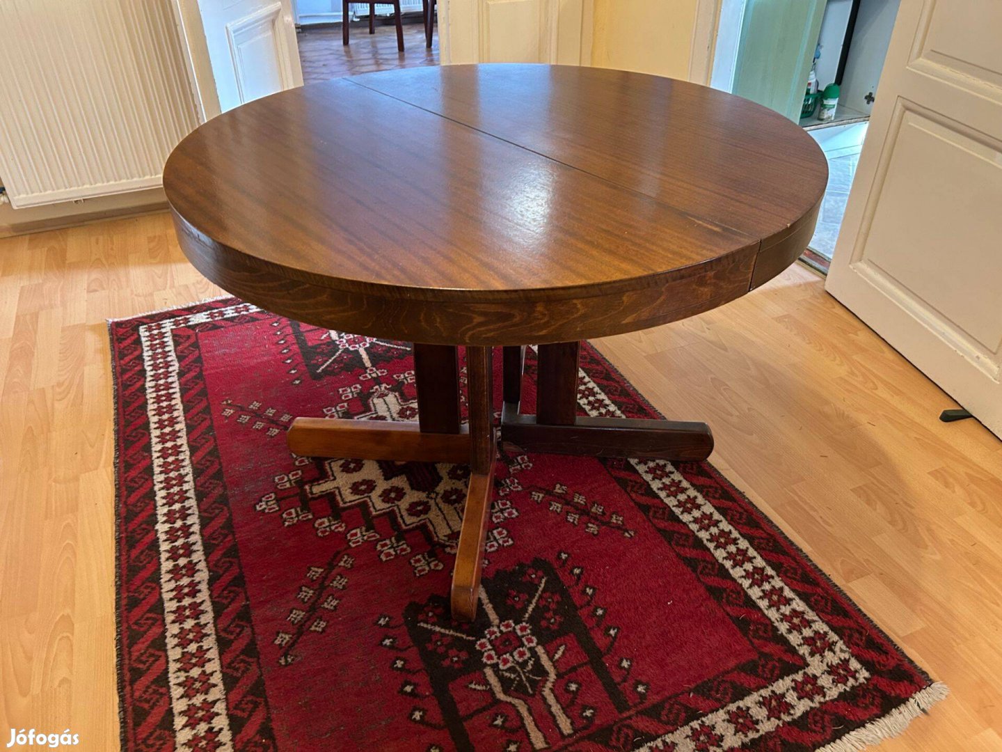 Kerek étkezőasztal