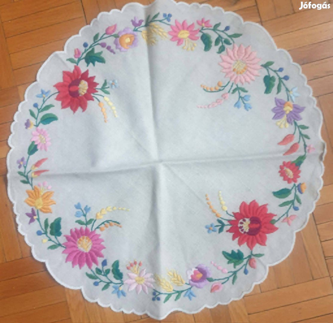 Kerek kalocsai hímzett terítő eladó