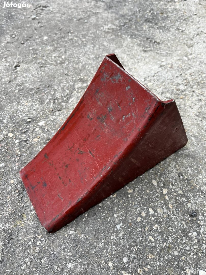 Kerék kitámasztó ék, gurulásgátló, csúszásgátló ék, fém eladó.