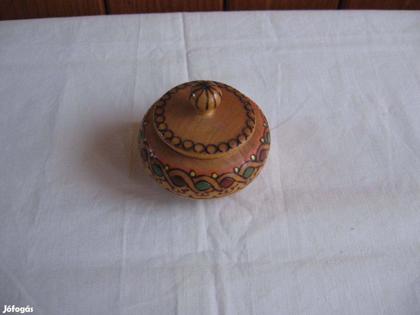 Kerek tégely, égetett-festett díszítésű, fa