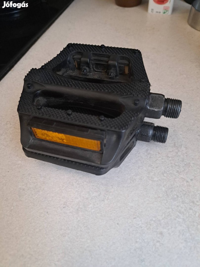 Kerékpár hátsó lámpa pedál ajándék.