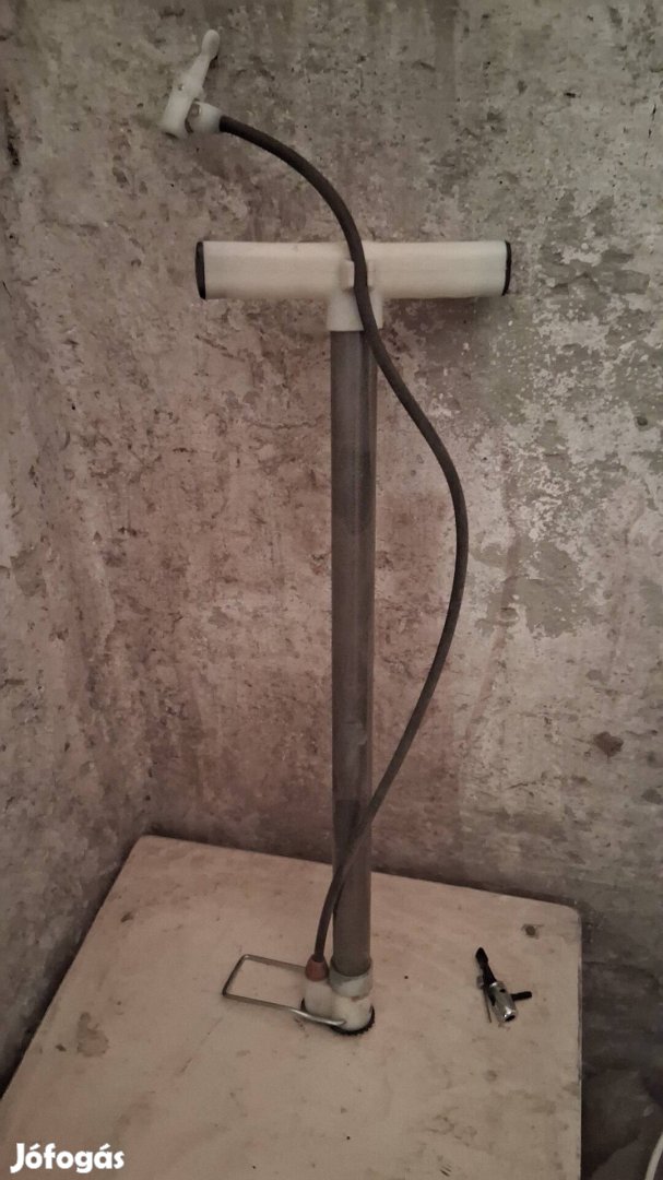 Kerékpár kézi pumpa.