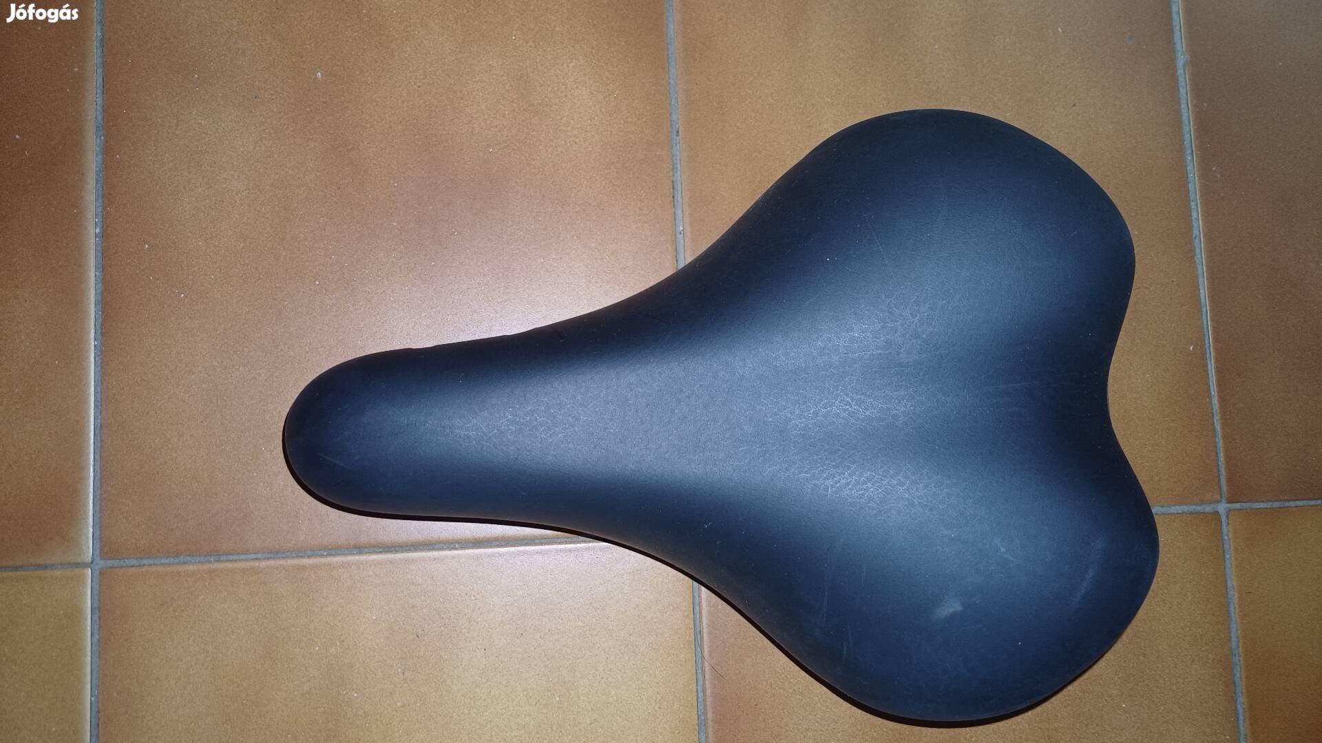 Kerékpár nyereg újszerű 