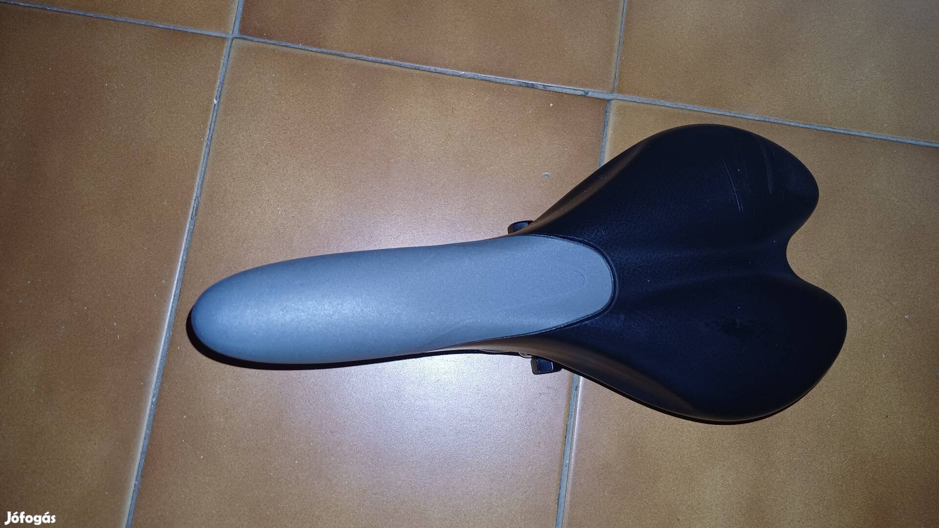 Kerékpár nyereg újszerű állapotú 