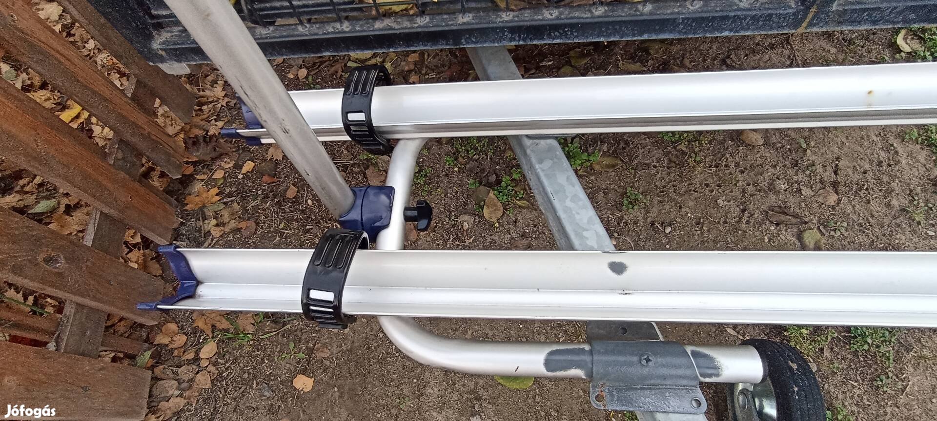 Kerékpár szállító lakókocsi vonóháromszögére 