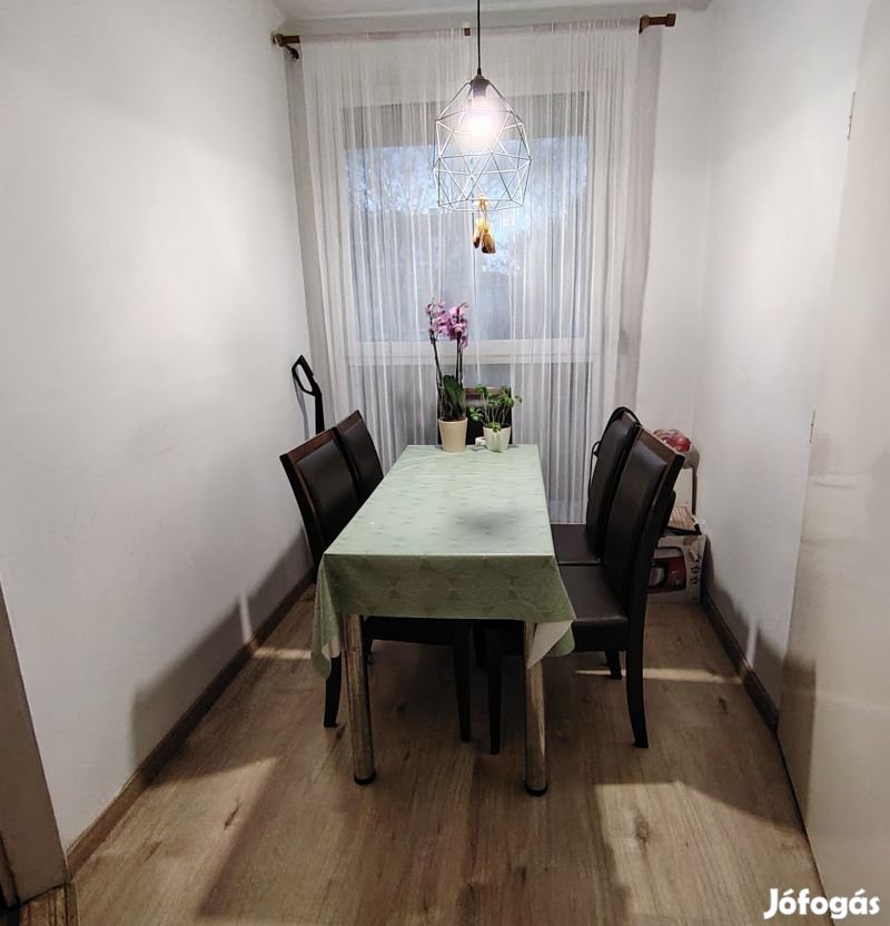 Kerényi Károly utcában, eladó fszt.i lakás.