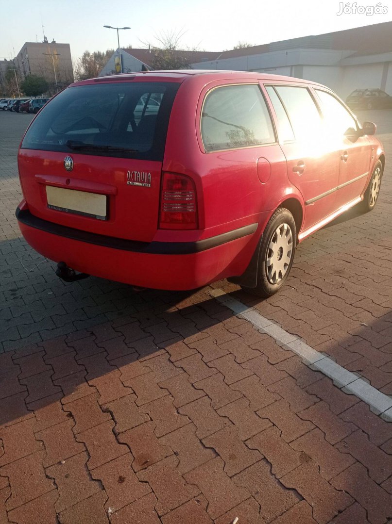 Keresek: 2002 Skoda Oktávia (Combi Piros )Ajtót