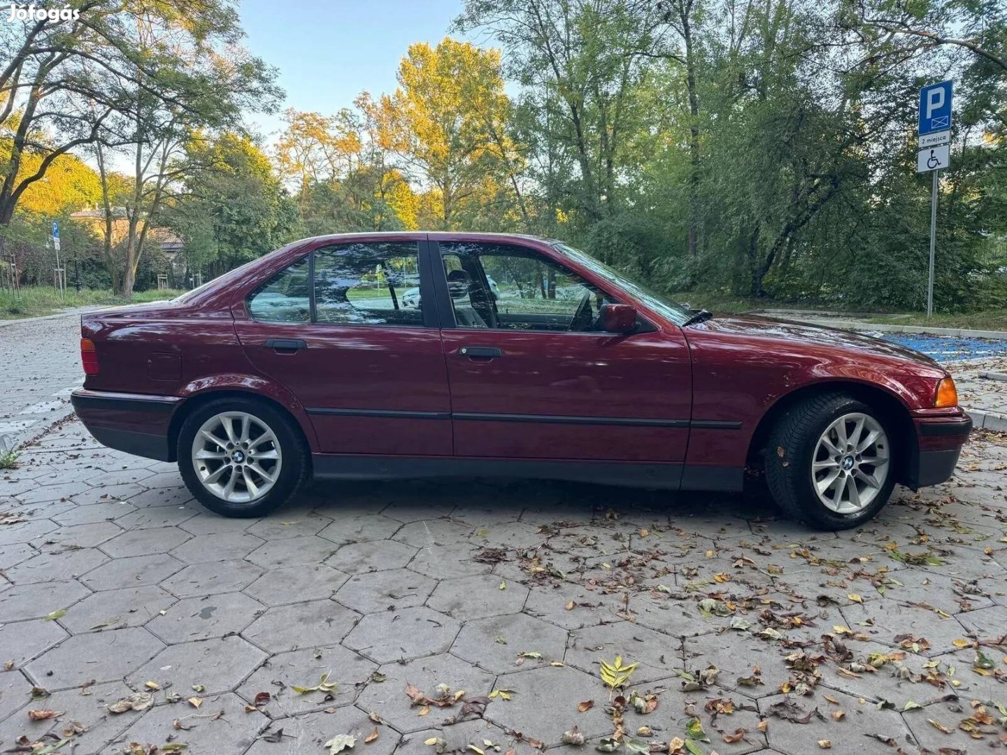 Keresek: BMW E36 Sedan első lökhárító