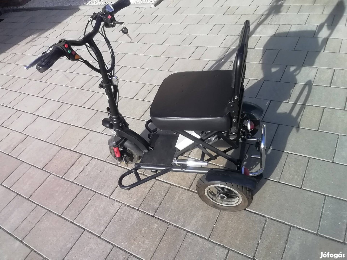 Keresek: Elektromos 3kerekühöz keresek acumulátort és töltőt.