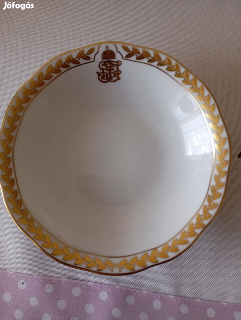 Keresek: Ilyen monogramos, címeres porcelánokat keresek