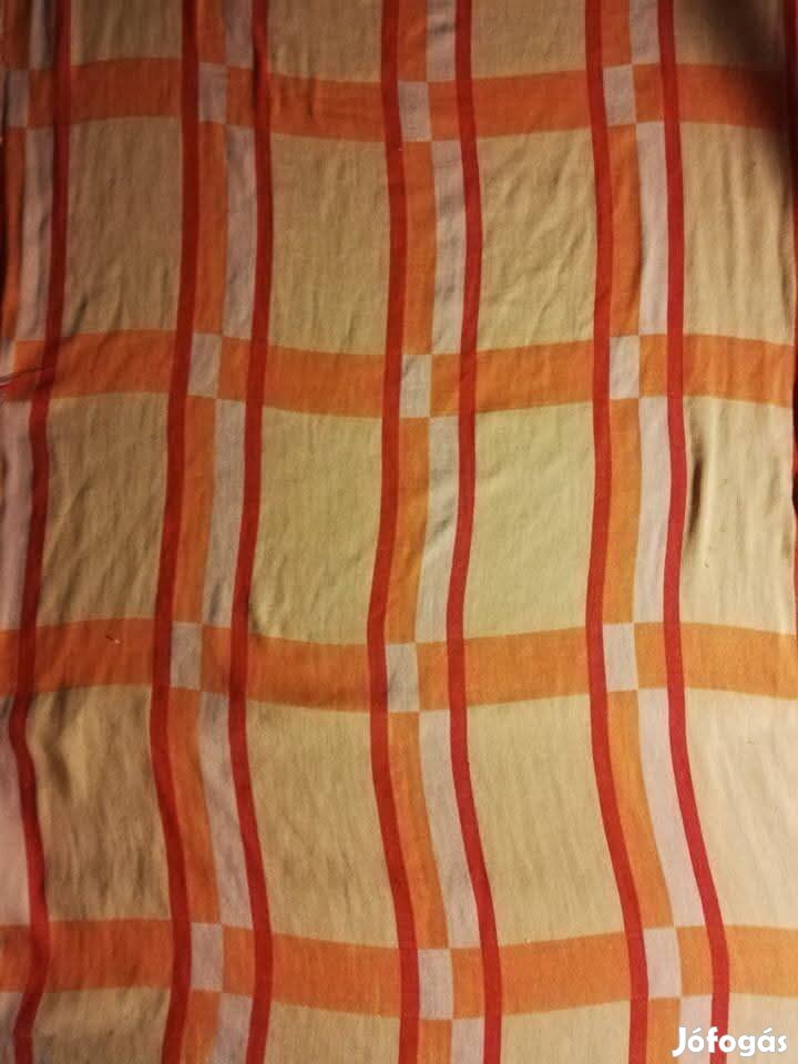 Keresek Keresem a képen látható mintázatú és színű takarót!