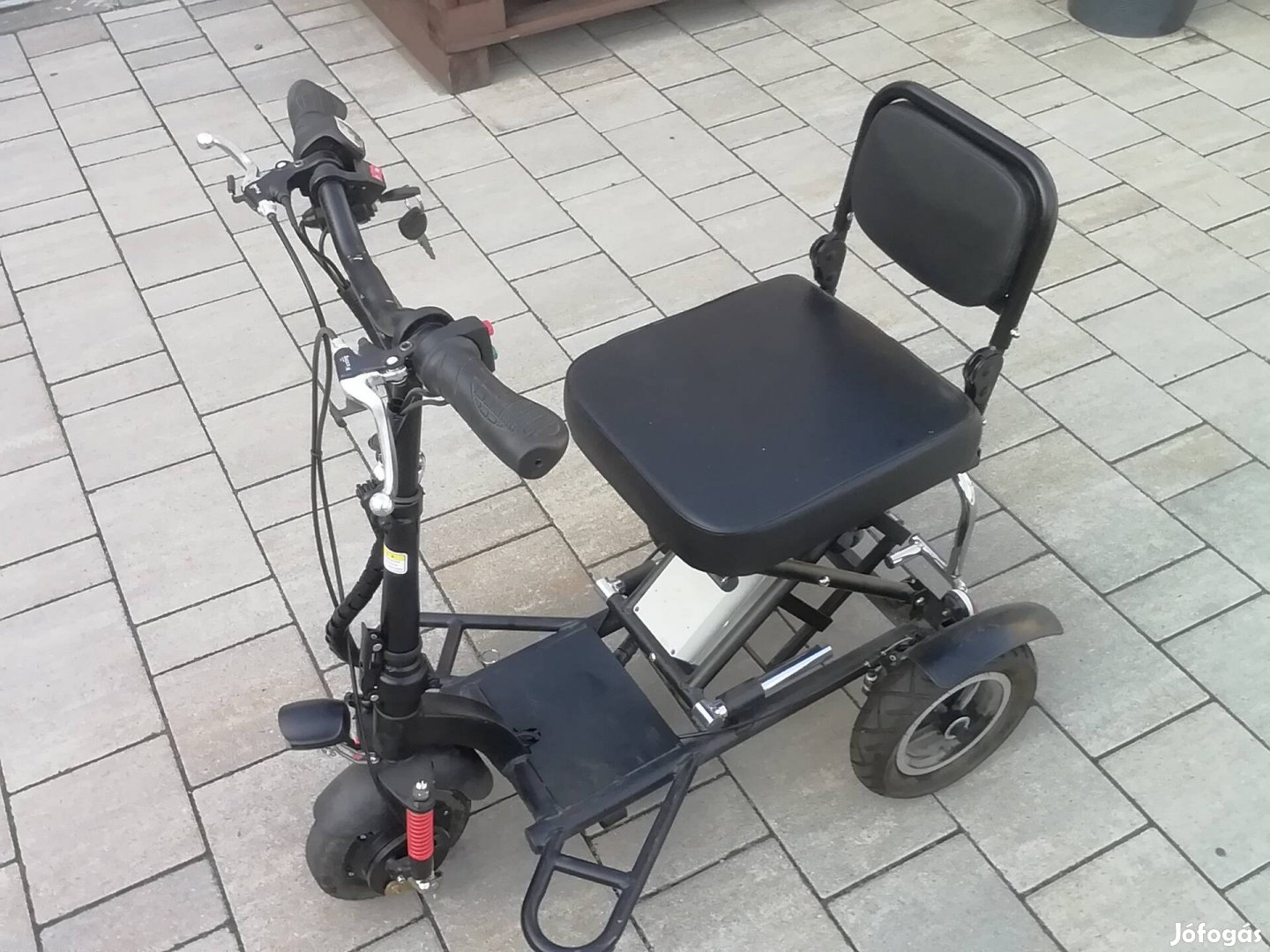 Keresek: Rollerhez keresek acumulátort.
