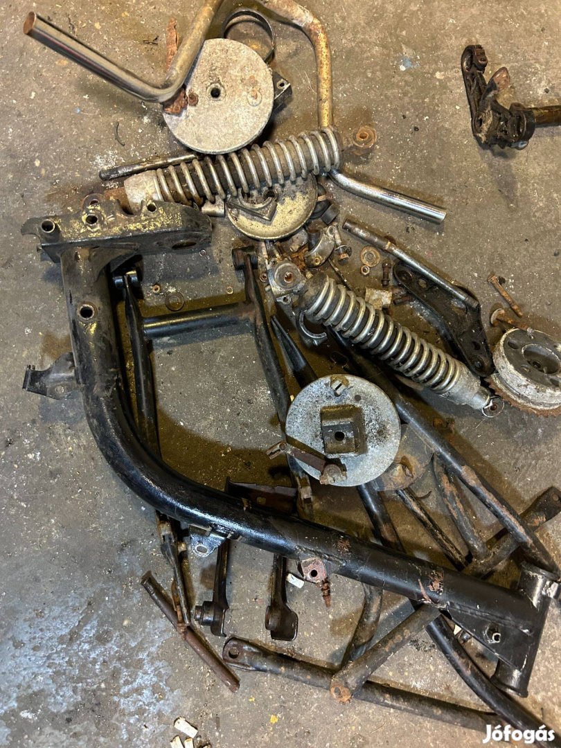 Keresek: Romos bontott szétszedett Simson motorkerékpárt vázat motorblokkot