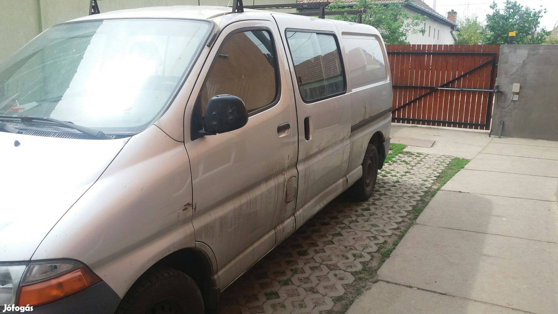 Keresek: Toyota Hiace buszt