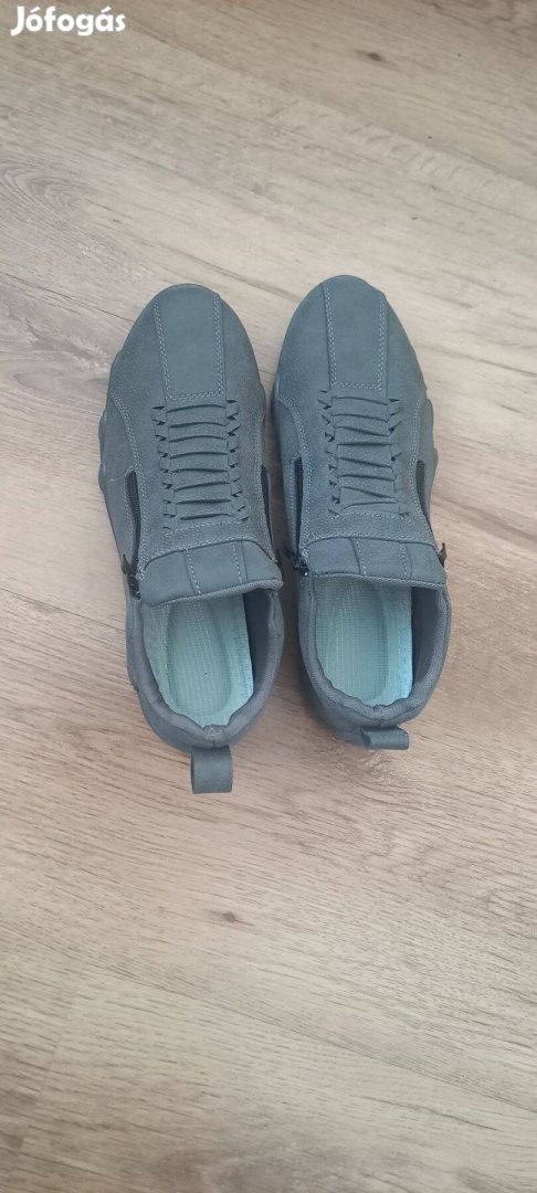 Keresek Új férfi cipő eladó