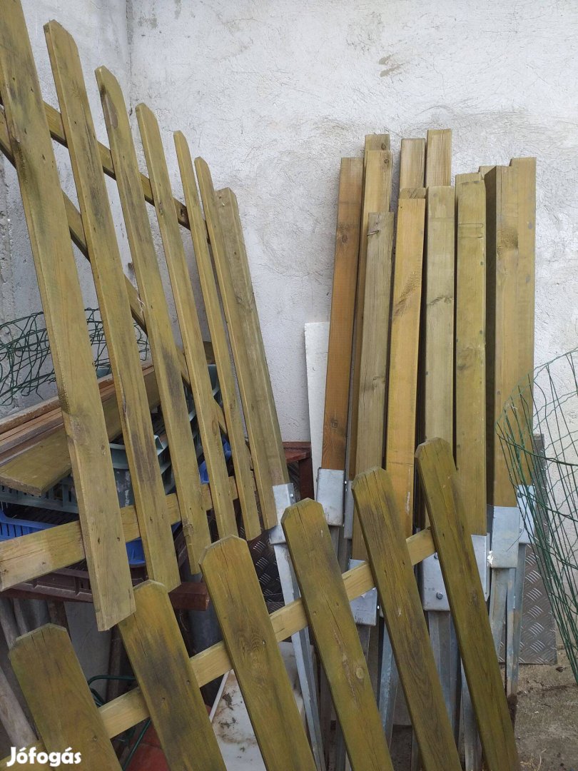 Kerítés oszlopok és háló