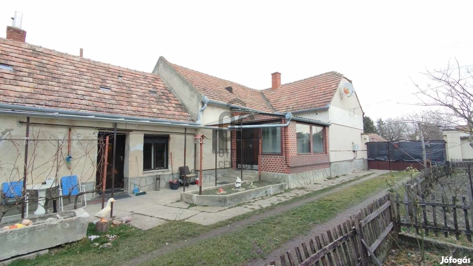 Kertán 113 nm-es családi ház, nagyméretű telken eladó.