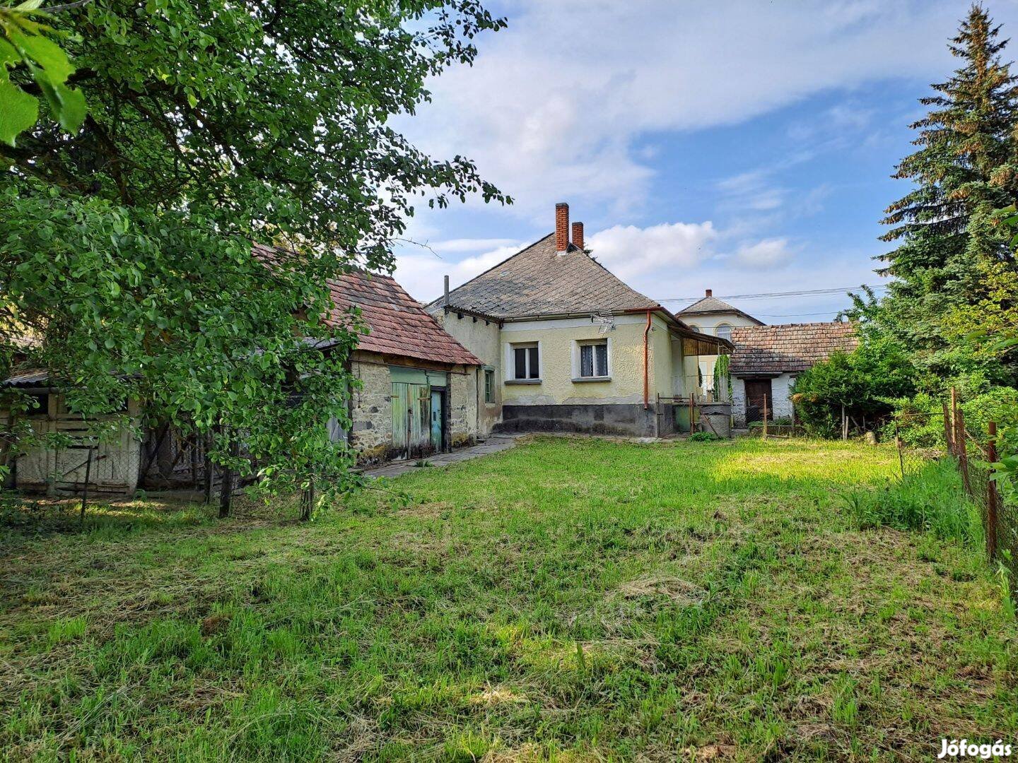 Kertes ház csendes helyen