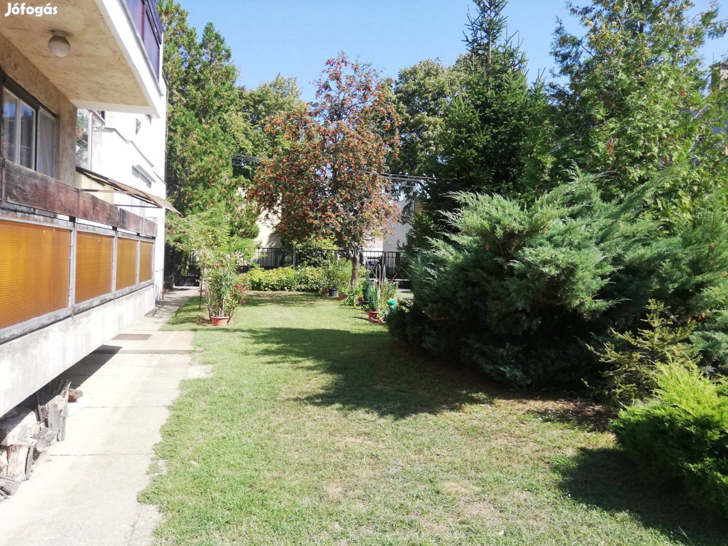 Kertes társas lakás eladó garázzsal a Kertvárosban