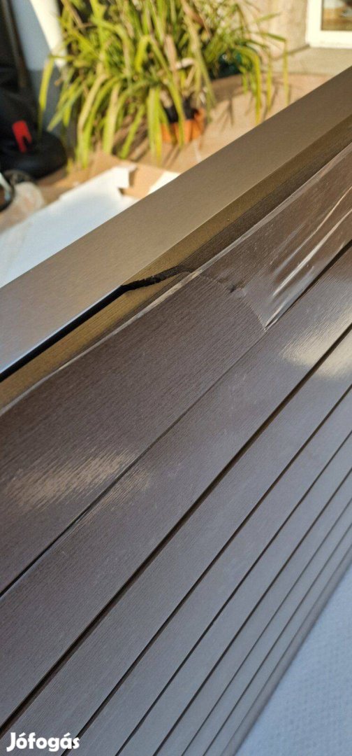 Kerti asztal, kis szállítási sérüléssel