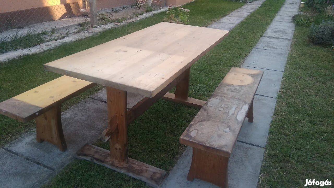 Kerti asztal két paddal