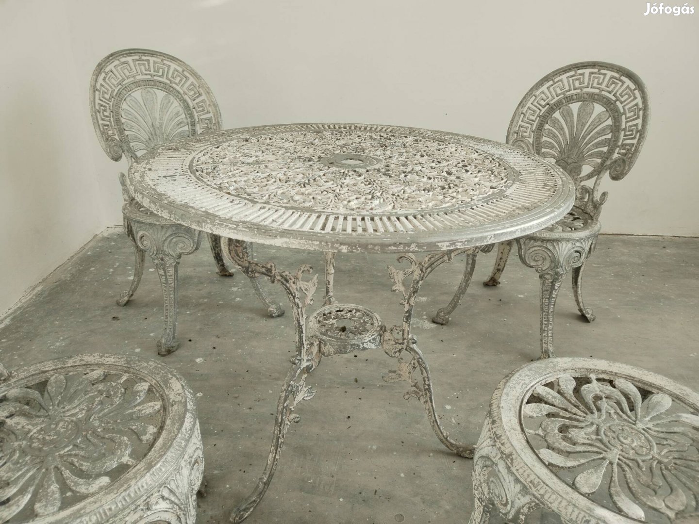 Kerti asztal székekkel 