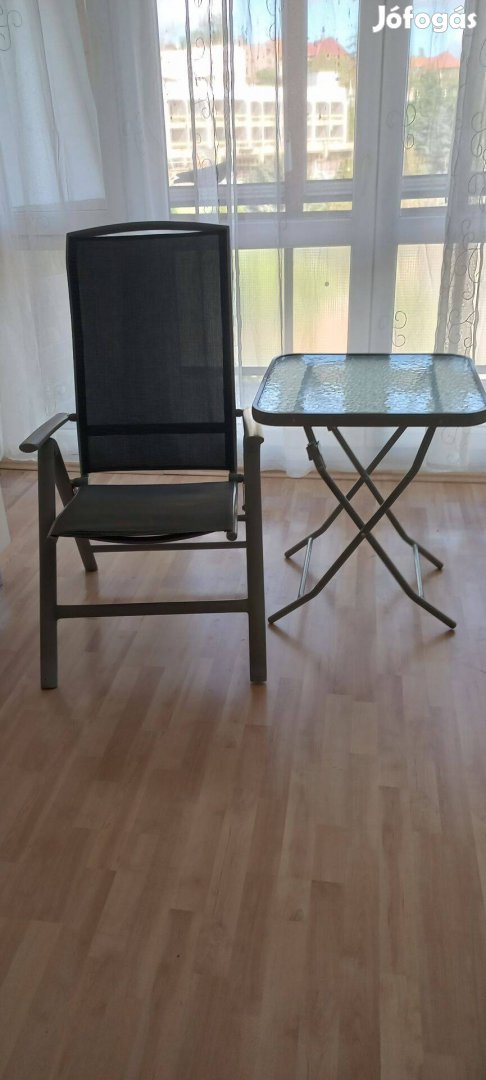 Kerti asztal székkel párnával