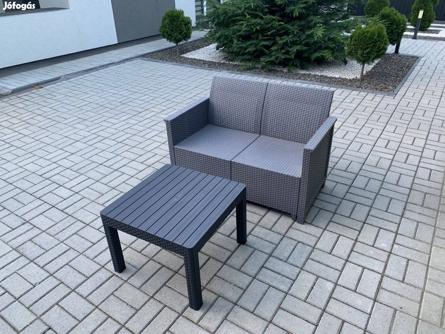 Kerti bútor 2 személyes dohányzóasztal